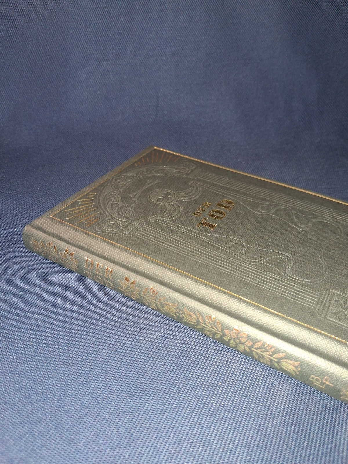 Der Tod: An Anthology of German Death Poetry | Bilingual English & German Hardcover
